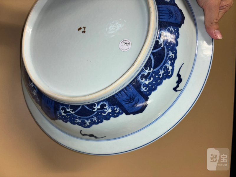 清雍正 仿宣窑青花龙凤献寿纹折沿大盘 - 图13